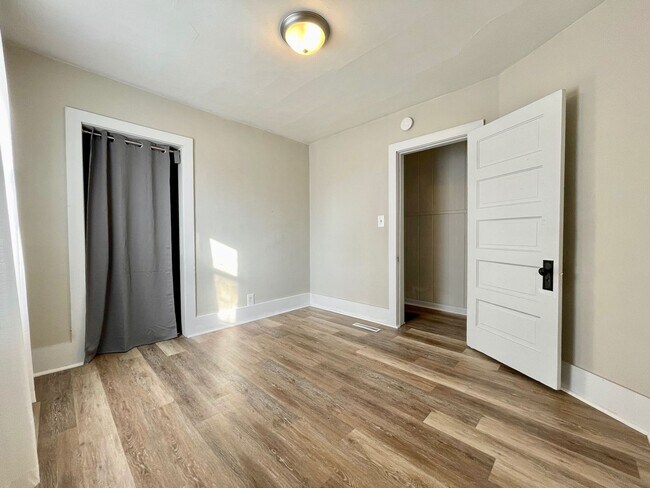 Building Photo - Grand 836/838