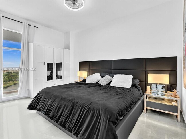 Building Photo - 3731 N Country Club Dr