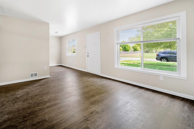 Building Photo - 422 Farmington Rd