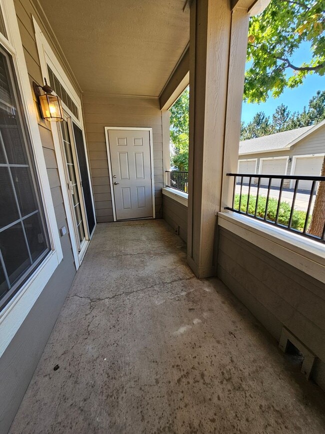 Building Photo - Beautiful Townhome - Great Location - Gara...