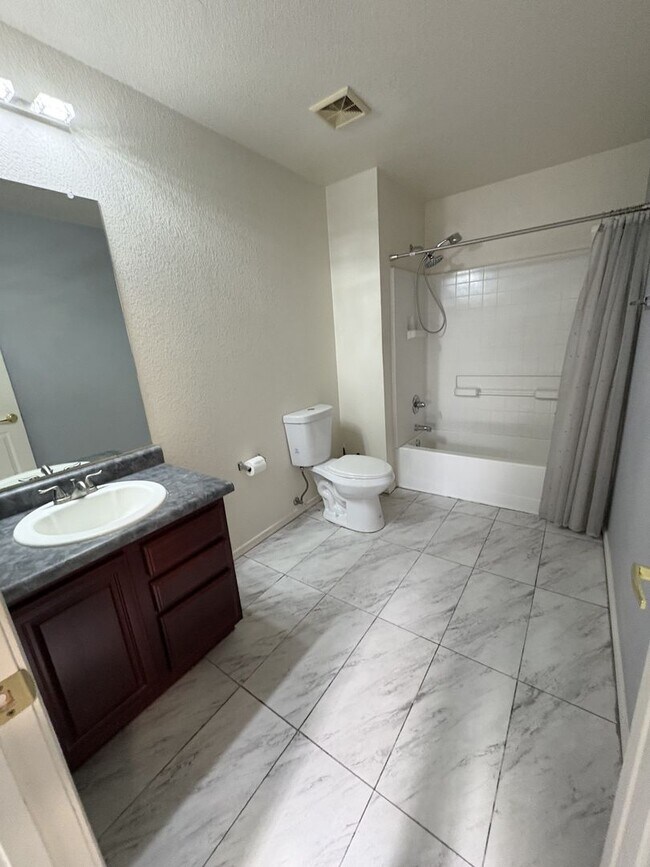 Building Photo - Convenient Location Three bedroom 2.5 baths 2 car garage