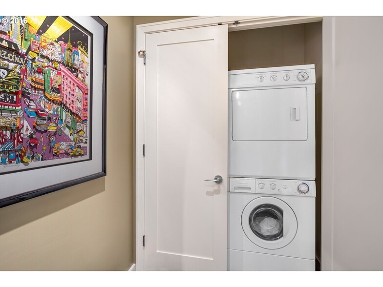 Building Photo - 1025 NW Couch St