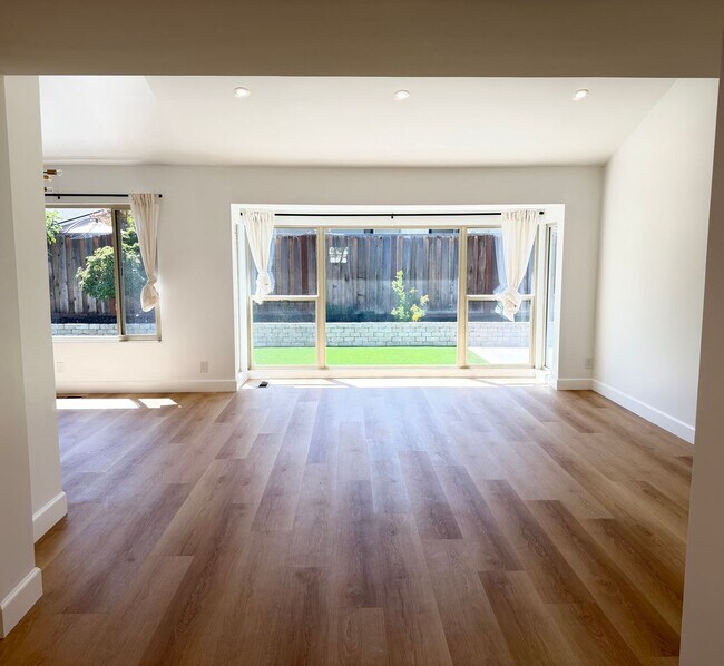 Building Photo - 9887 Broadmoor Dr