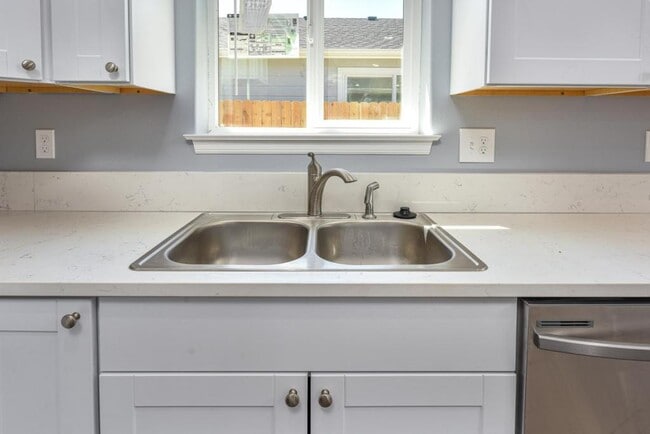 Building Photo - 1735 SE Jefferson St