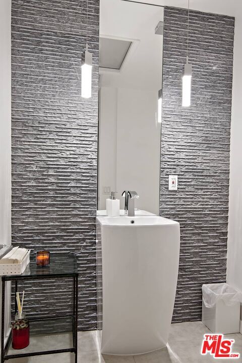 Building Photo - 6112 Via Subida