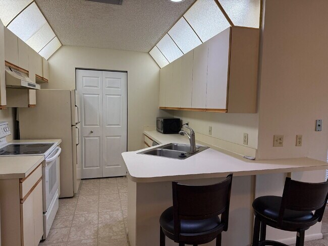 Building Photo - Spacious 2BR/2BA Condo with Vaulted Ceilin...