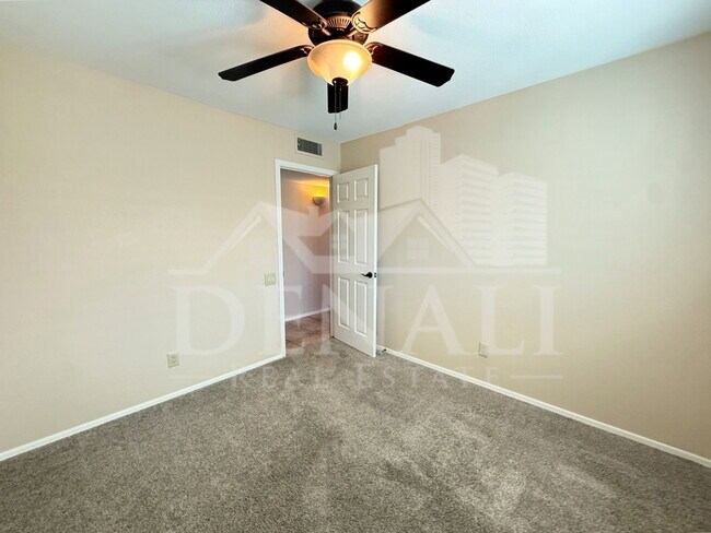 Building Photo - 1211 E Drake Dr