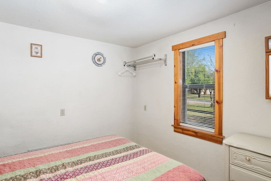 Building Photo - 820 Carrizo Canyon Rd