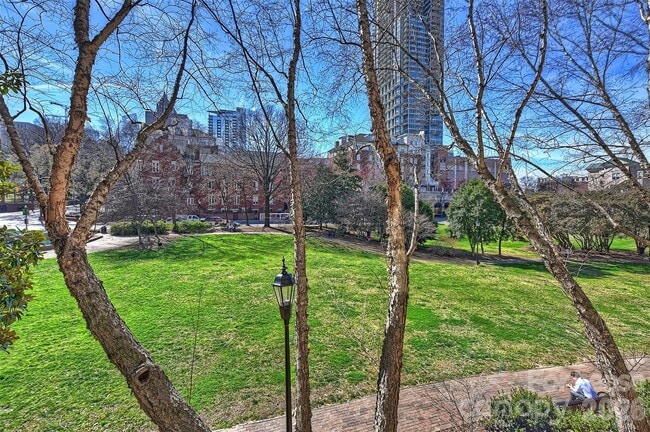 Building Photo - 343 W 7th St