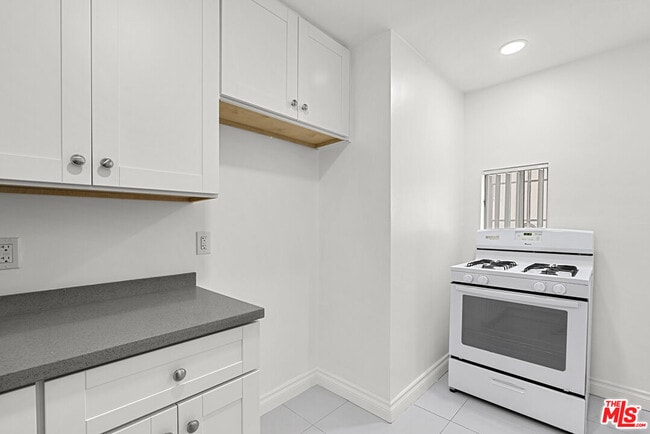 Building Photo - 1170 N Bronson Ave