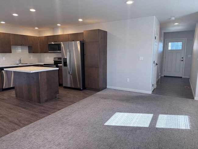 Building Photo - Stunning 4 Bedroom Townhome - $500 SPECIAL MOVE IN CREDIT