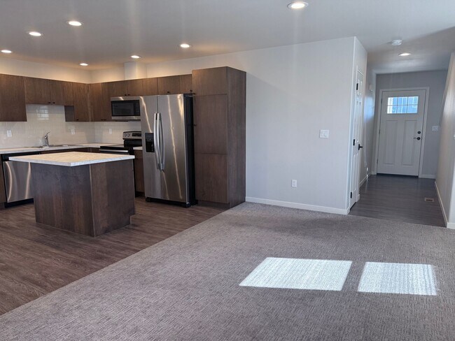 Building Photo - Stunning 4 Bedroom West Valley Townhome
