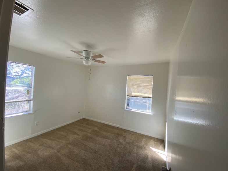 Building Photo - 533 S 56th St