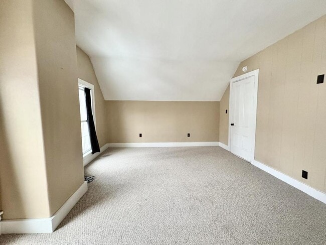 Building Photo - 14 Maple St