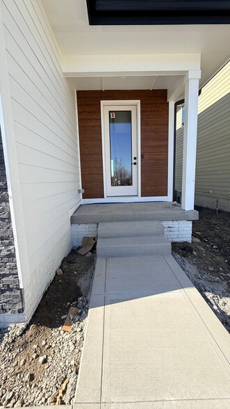 Building Photo - 1104 NW Sproul Dr