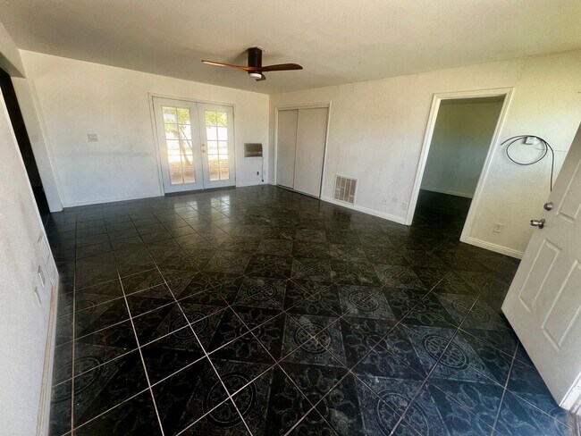 Building Photo - 6568 Oasis Ave
