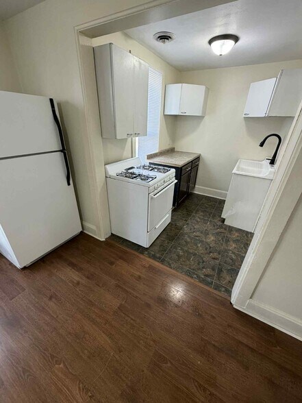 Kitchen - 212 7th Ave SE