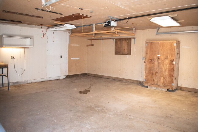 Building Photo - Cozy 1 Bedroom with 2 stall garage