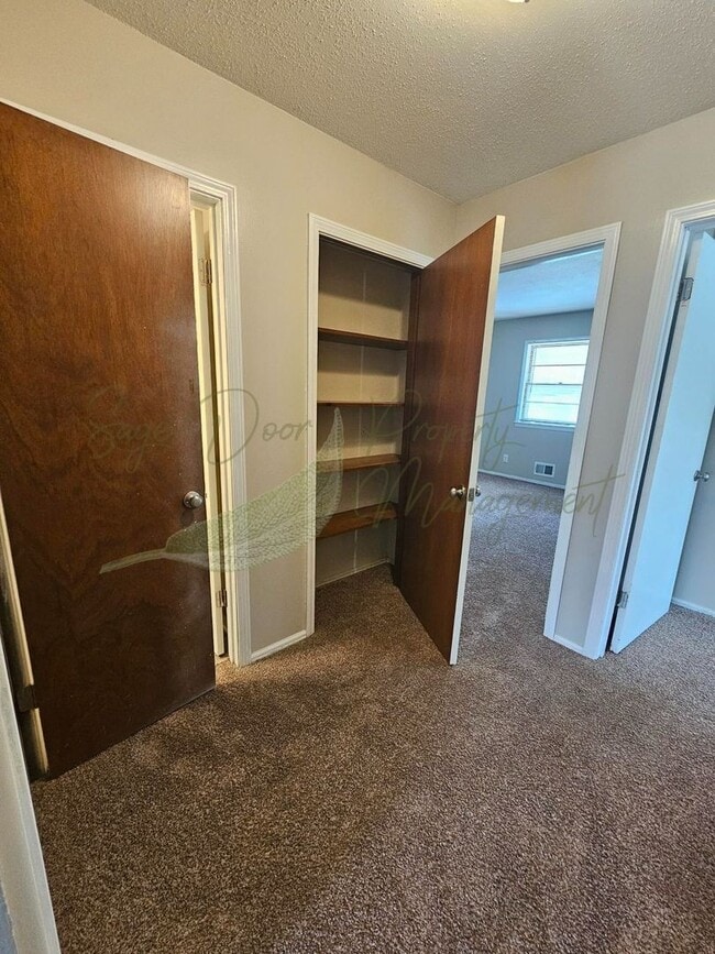 Building Photo - TOWNHOME IN BLUE SPRINGS!!!