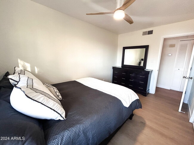 Building Photo - 1126 W Oxford Dr