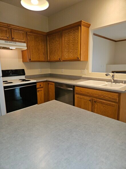 Kitchen Bar - 1728 Birchwood St