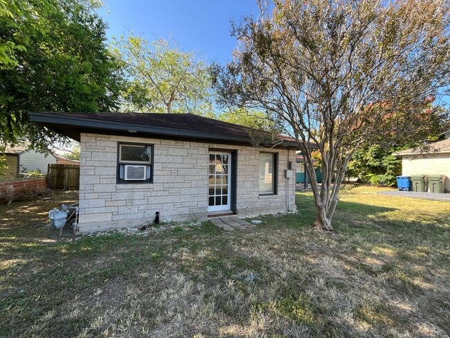 Building Photo - HOUSE AND BACK APARTMENT ON LARGE LOT!!