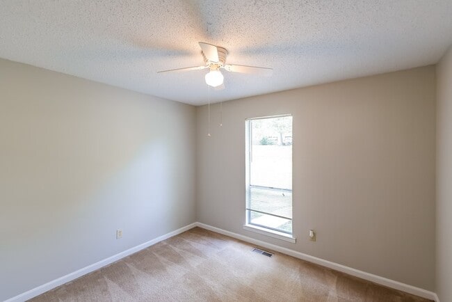 Building Photo - Gorgeous 4 Bedroom with Spacious Backyard