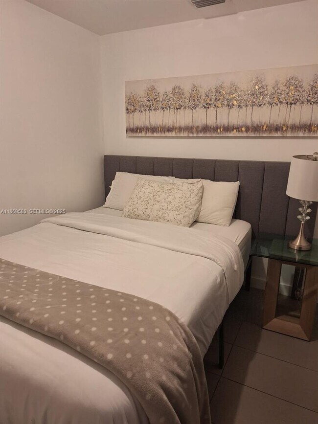 Building Photo - 1600 NE 1st Ave