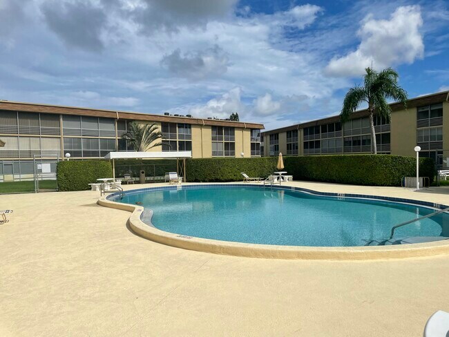 Building Photo - 500 Village Green Cir W