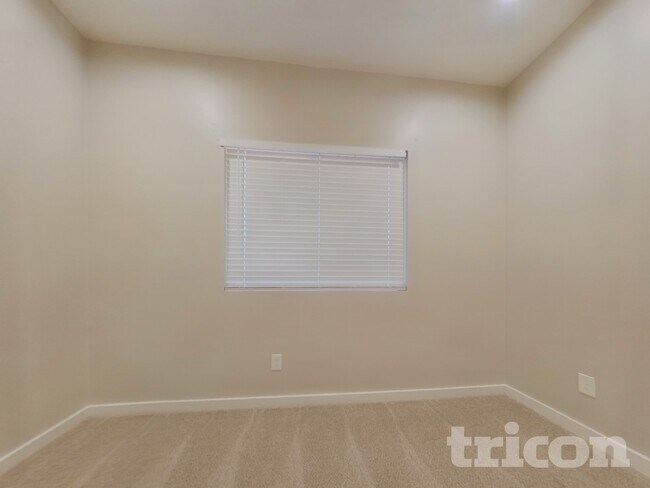 Building Photo - 109 E Mountain View Dr