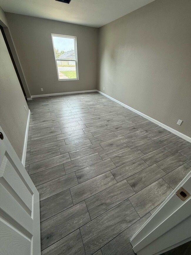 Building Photo - 1204 Greenbriar Loop