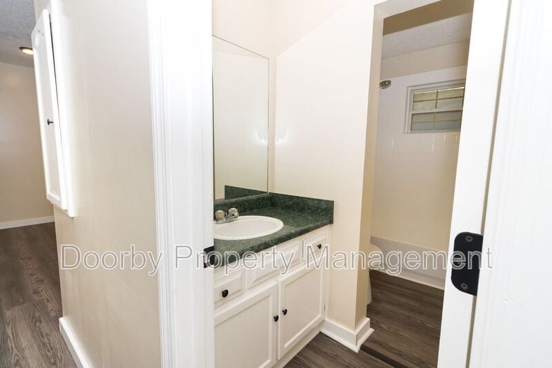 Building Photo - 2425 Ashmore Ave