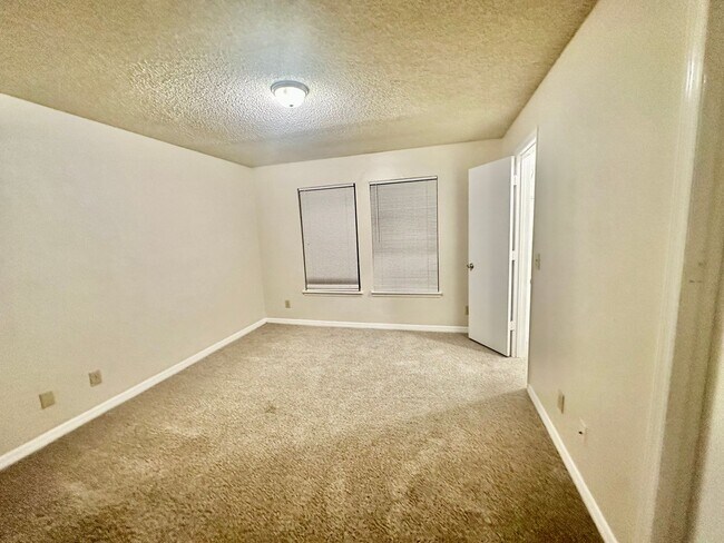 Building Photo - WG #304