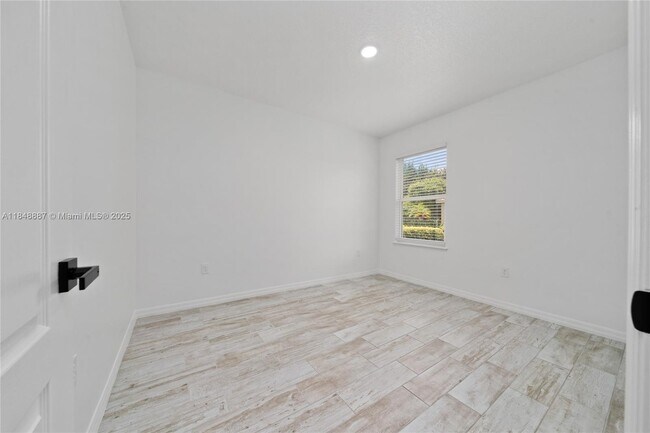 Building Photo - 1106 W Oak St