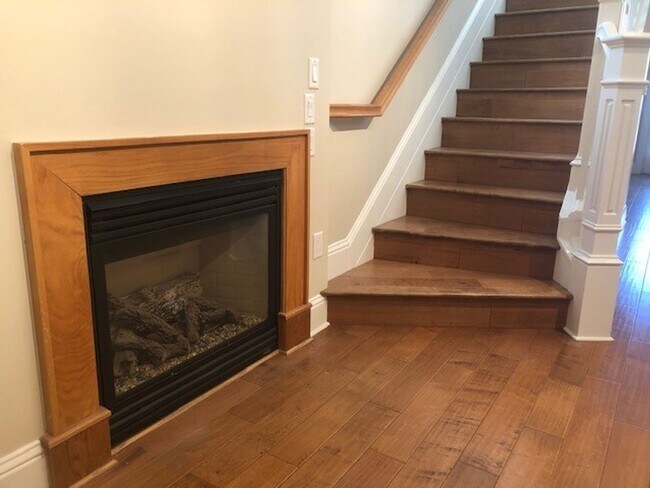 Building Photo - Beautiful Townhouse With Private Master Suite!!