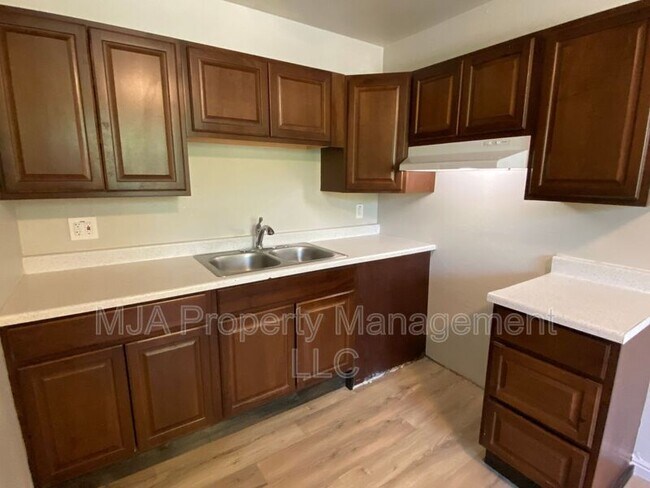 Building Photo - 2523 S Lakecrest Dr