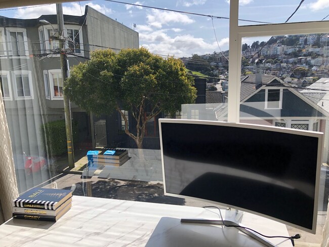 Building Photo - Elegant & Expansive Furnished 3 Bedroom/2 ...