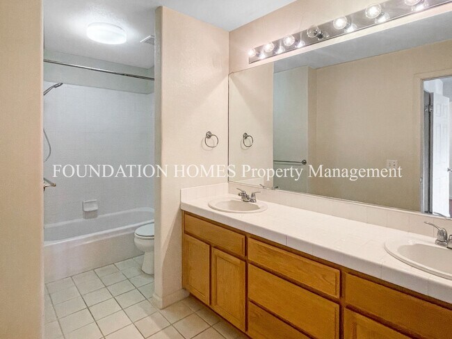 Building Photo - Great Layout, Newer Hamilton Condo - A/C - FOUNDATION -