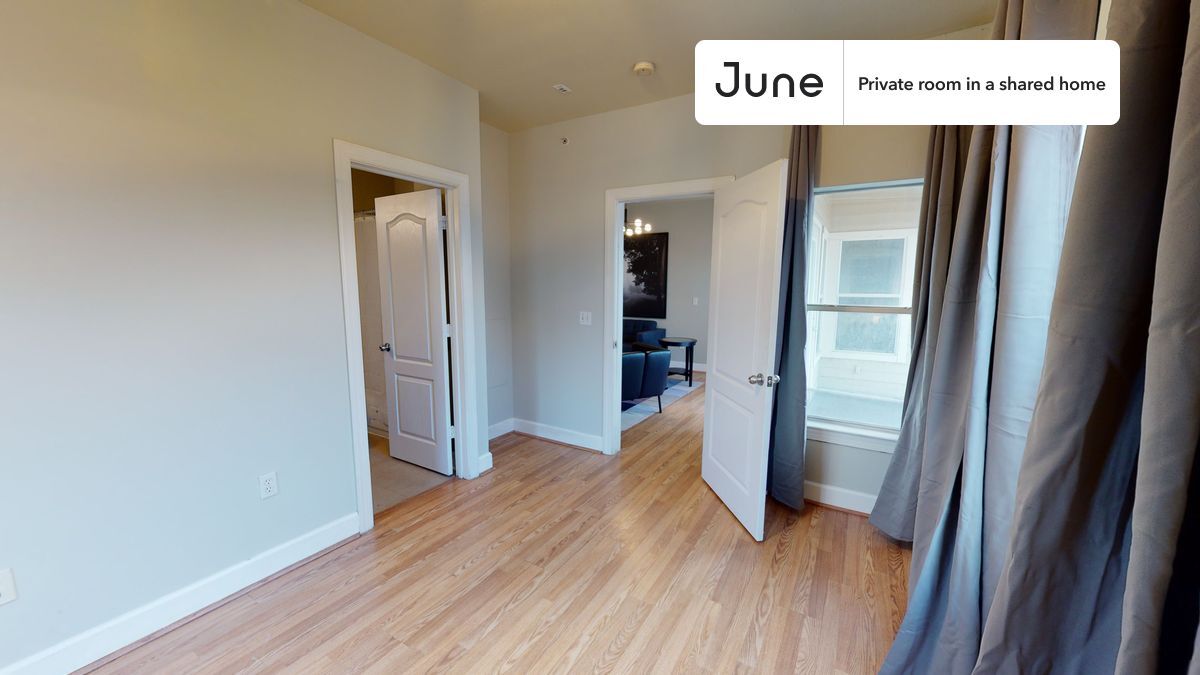 Building Photo - Private bedroom in 4 bed/4 bath Home