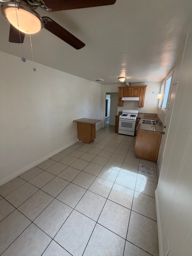 Building Photo - 818 E Rte 66