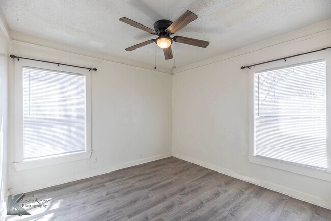 Building Photo - 2 bed 1 bath, New kitchen, new windows!