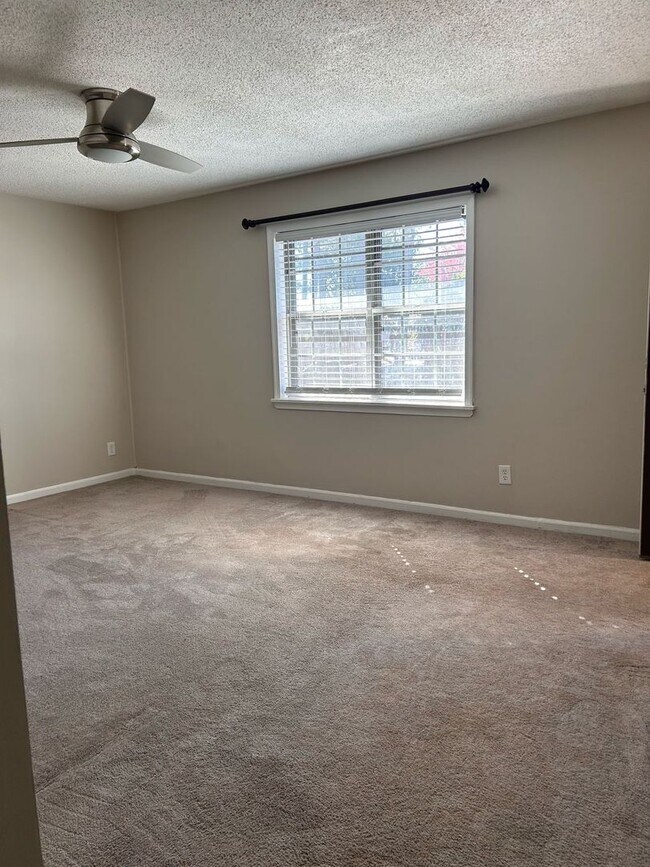 Building Photo - MOVE IN SPECIAL!!-Available 1 Bedroom Apar...