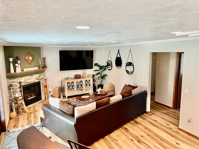 Building Photo - Suncrest Rental with large manicured lawn