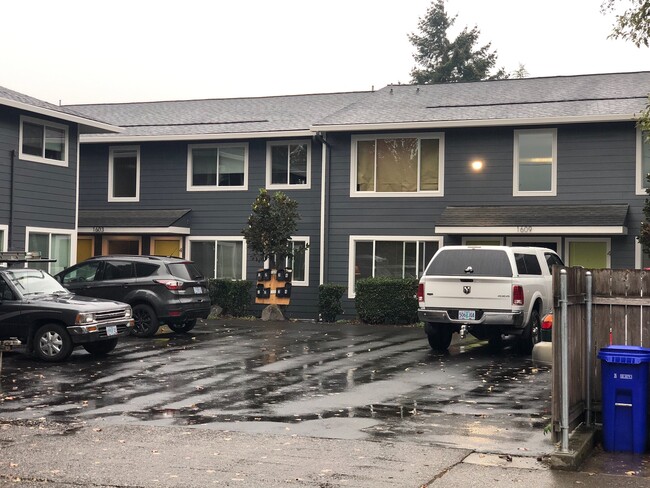 Building Photo - Clinton Abernathy Gorgeous Remodel 1br Har...