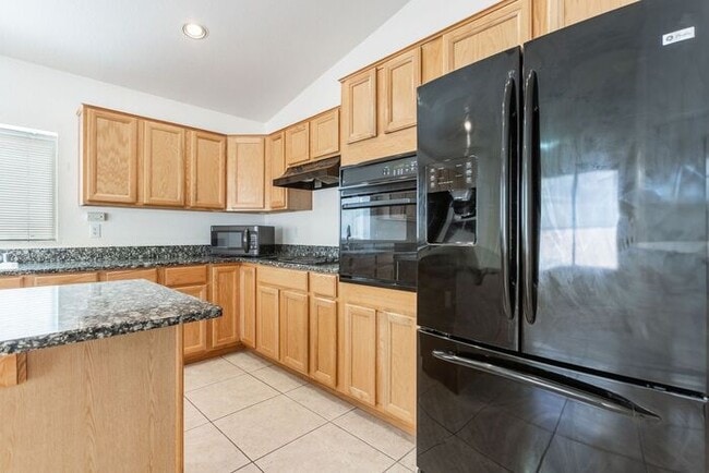 Building Photo - Enjoy an open floor plan with all appliances!
