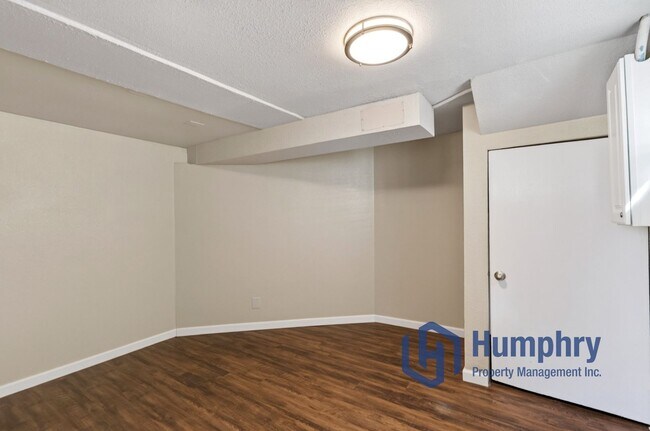 Building Photo - Bottom unit of Duplex