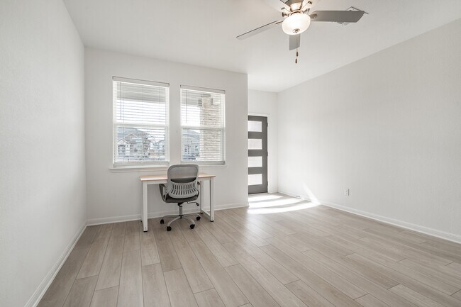 Building Photo - 848 Long Run