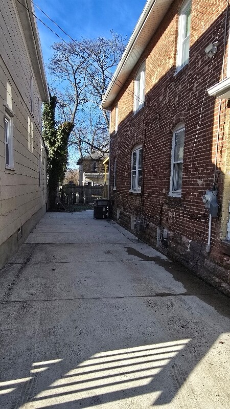 Building Photo - 15 Vola Ln