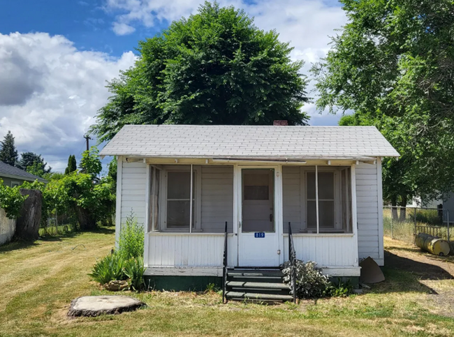 Primary Photo - Charming 1-Bedroom Home in Quiet Tieton Ne...