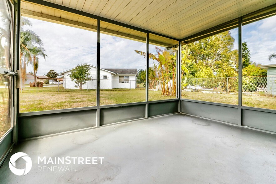 Building Photo - 2115 Harrison Dr